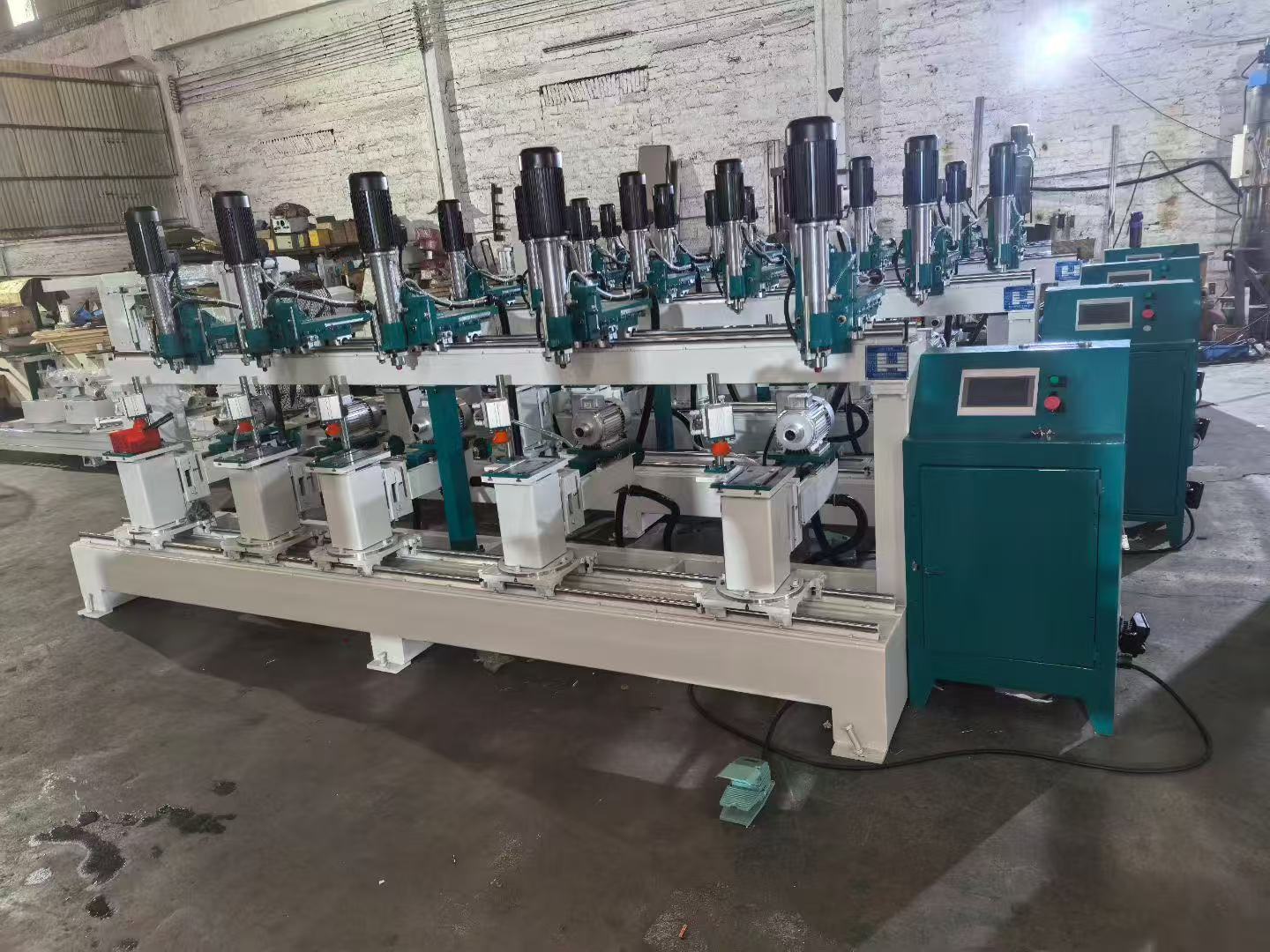 鉆孔機(jī)：正鉆，反鉆，橫貼，豎鉆，斜鉆，側(cè)鉆，手動(dòng)，半自動(dòng)，全自動(dòng)；使用昆侖通態(tài)TPC7032Ei